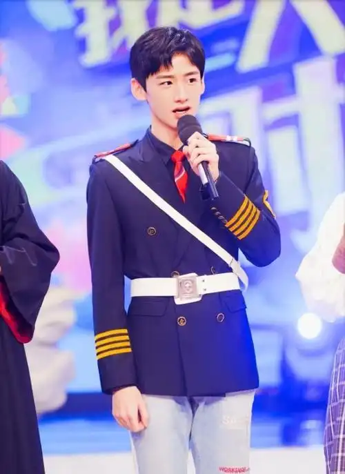 白敬亭在快本穿蓬蓬裙化身小可爱对何炅撒娇动作好萌呀