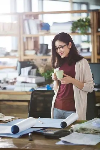 女建筑设计师在办公室工作