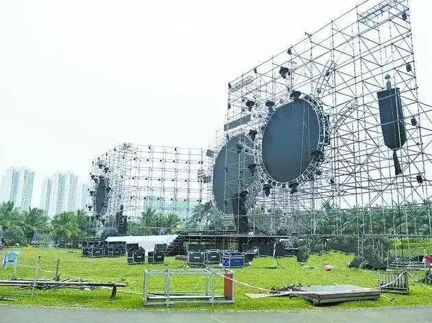 "这些工人夜以继日地工作,搭建舞台,不知是做什么用的?