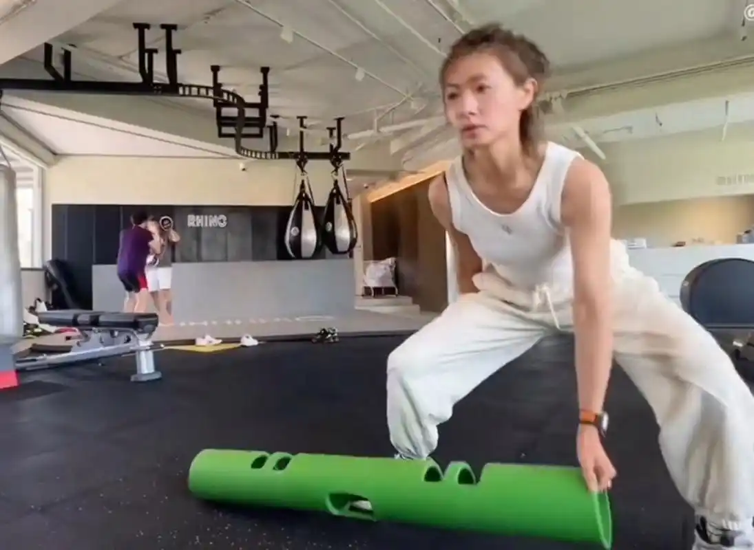 万茜素颜去健身,她的胳膊看起来很健壮,力量感满满,线条也比那些纯瘦