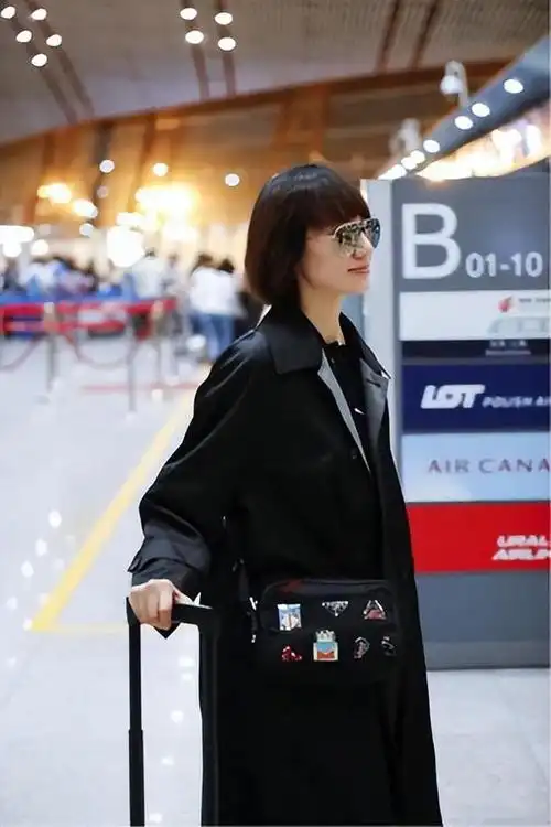 袁泉高级感无敌了_素颜穿卫衣 牛仔裤超有大牌范