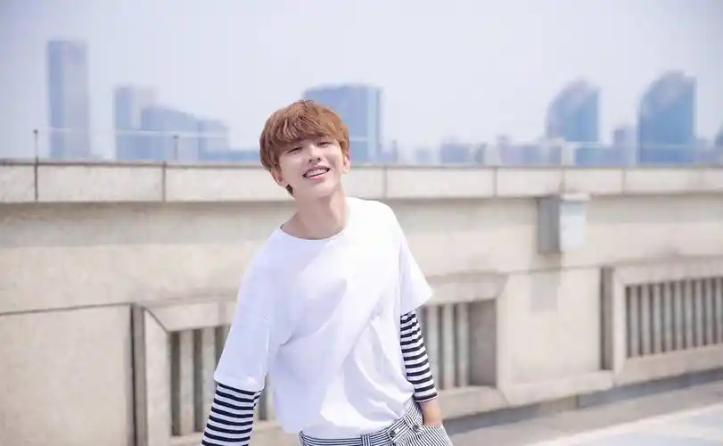 蔡徐坤登上《意林小文学》封面,不过这次的阅读对象很特殊_音乐_公益