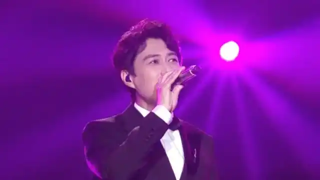 靳东《甜蜜蜜》,沦陷在靳东的歌声里,满脑子都是甜蜜蜜