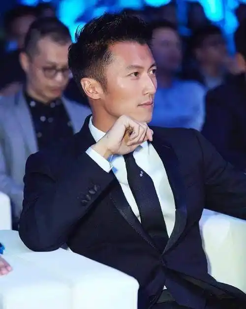 谢霆锋近照,表情迷人,帅到英气逼人!_活动_网友_柏芝