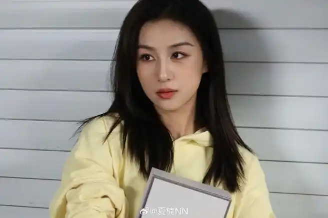 搬砖咔93#秋日随拍卷起来了#演员夏楠超话