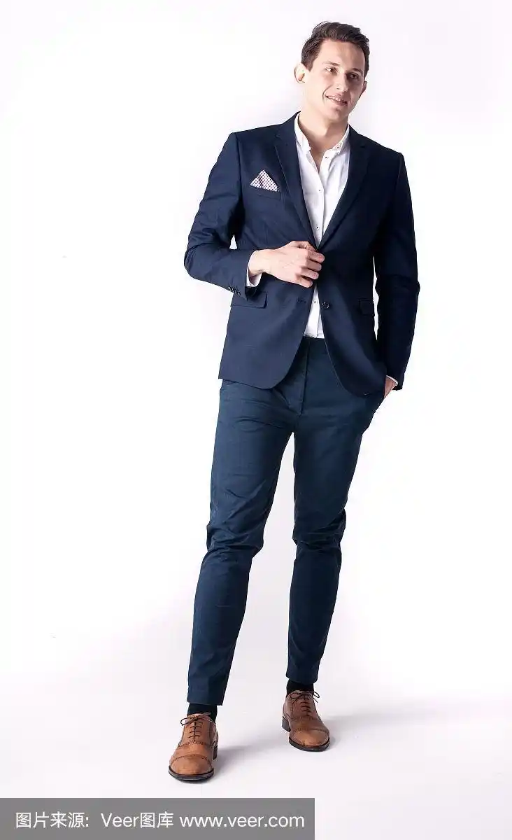穿西装的年轻人.