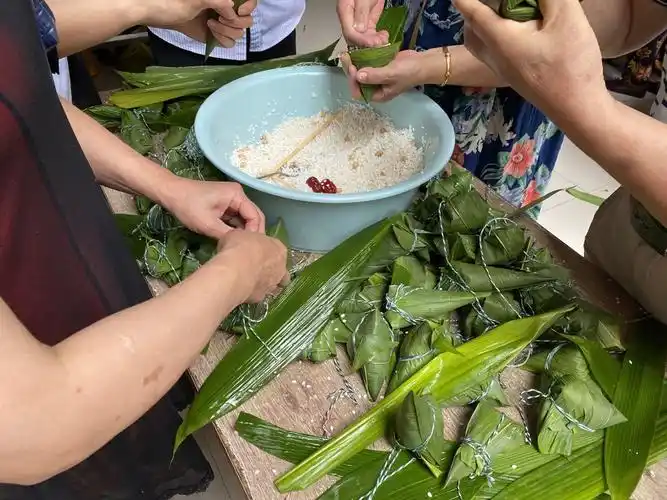 中建四局地产筑福物业公司端午节开展包粽子活动