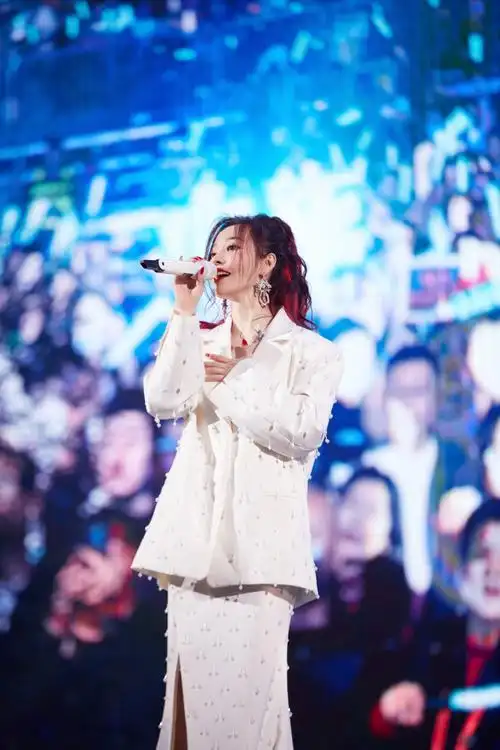 张靓颖超话7715#张靓颖光巡回演唱会#    重庆,是光芒散落的第十