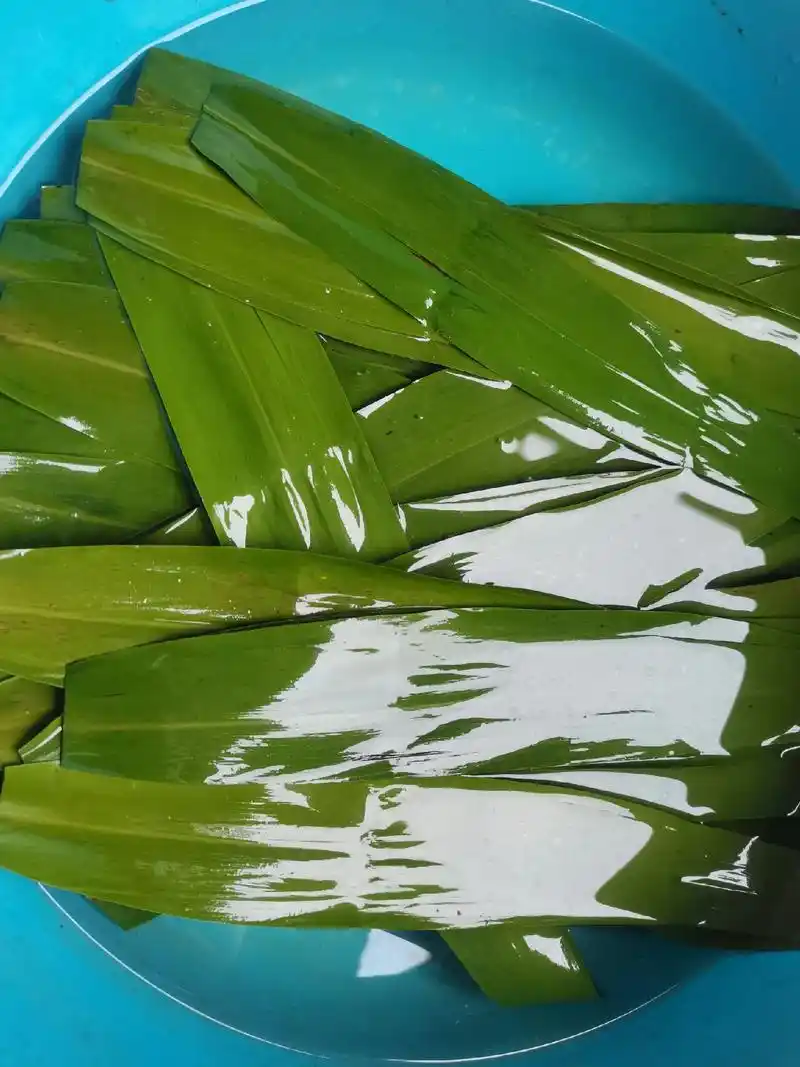 包粽子成功07.材料:粽叶,糯米,黑米,葡萄干,红枣 甜粽, - 抖音