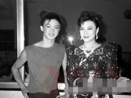 看了金星与前妻的合影终于明白为什么金星要选择做个女人了