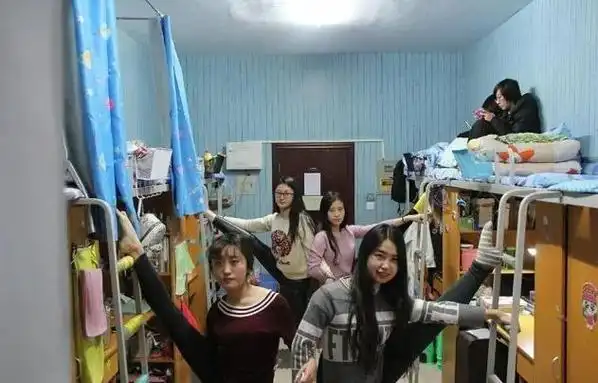 室友在合照上消失不见隔天她却死在宿舍里背后的真相是什么