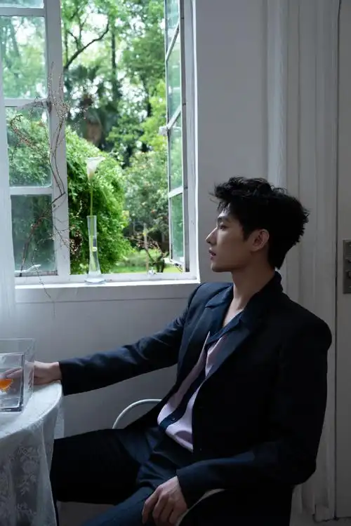 谁懂杨洋拿手杖的含金量##杨洋西装手杖造型