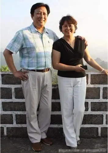 64岁唐国强和52岁妻子壮丽及儿子近照