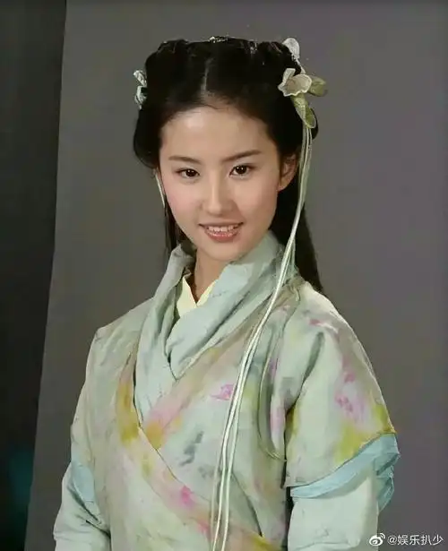 刘亦菲当年仙剑奇侠传1的定妆照,满脸的胶原蛋白,好嫩