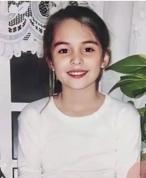 张榕容不输吉娜,李嘉欣精致的像个娃娃_美女_照片_小时候