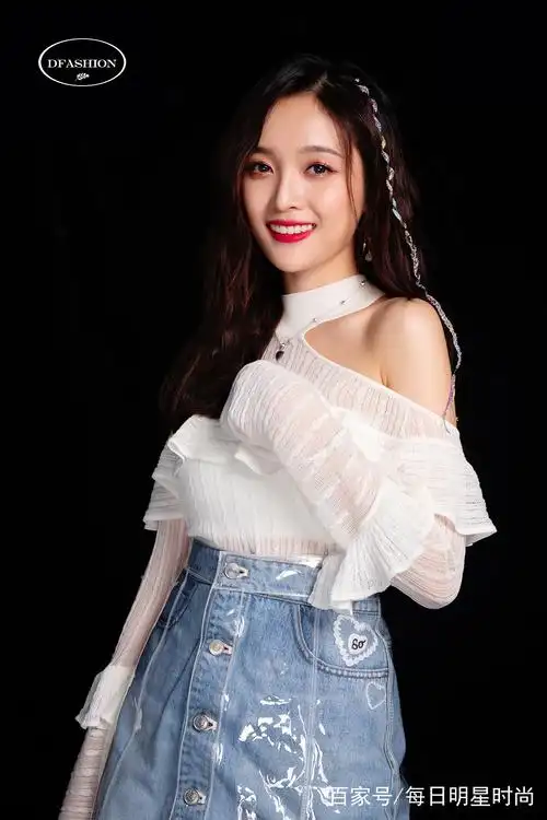 火箭少女101组合解锁一组低调系时尚写真风尚大片!