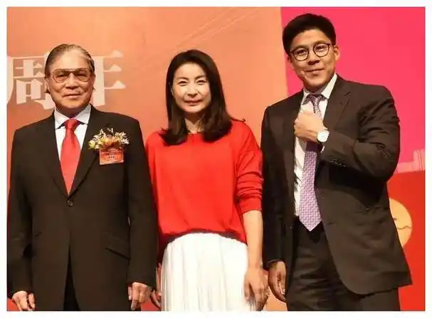 霍启山41岁依旧帅气为何未婚未入政界