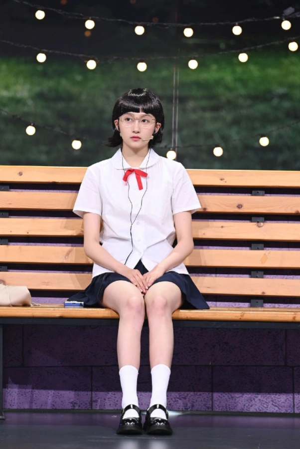 关晓彤为扮嫩大胆挑战jk制服复古发型油到发亮