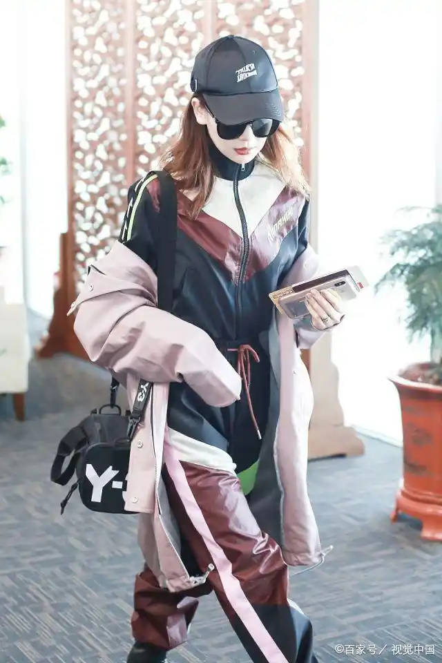 戚薇风衣外套"半脱半穿"显邋遢又琐碎,网友:看着都觉得累!