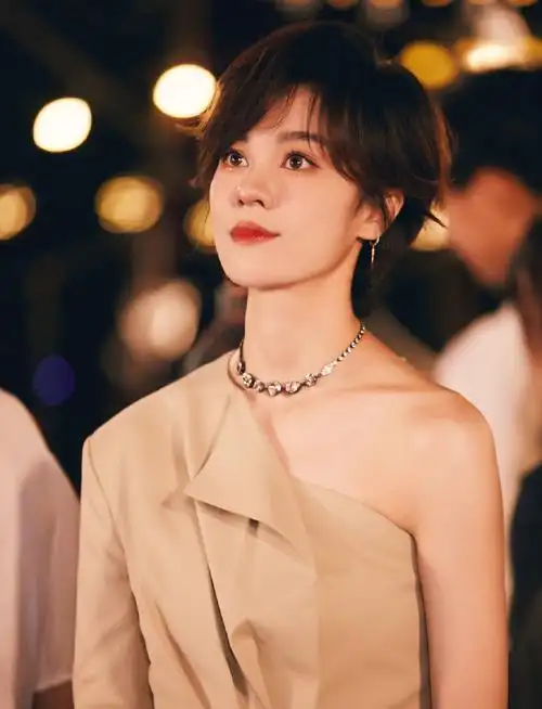 简介:郁可唯性感森林系大片写真图片,分享一组郁可唯图片给大家,图中