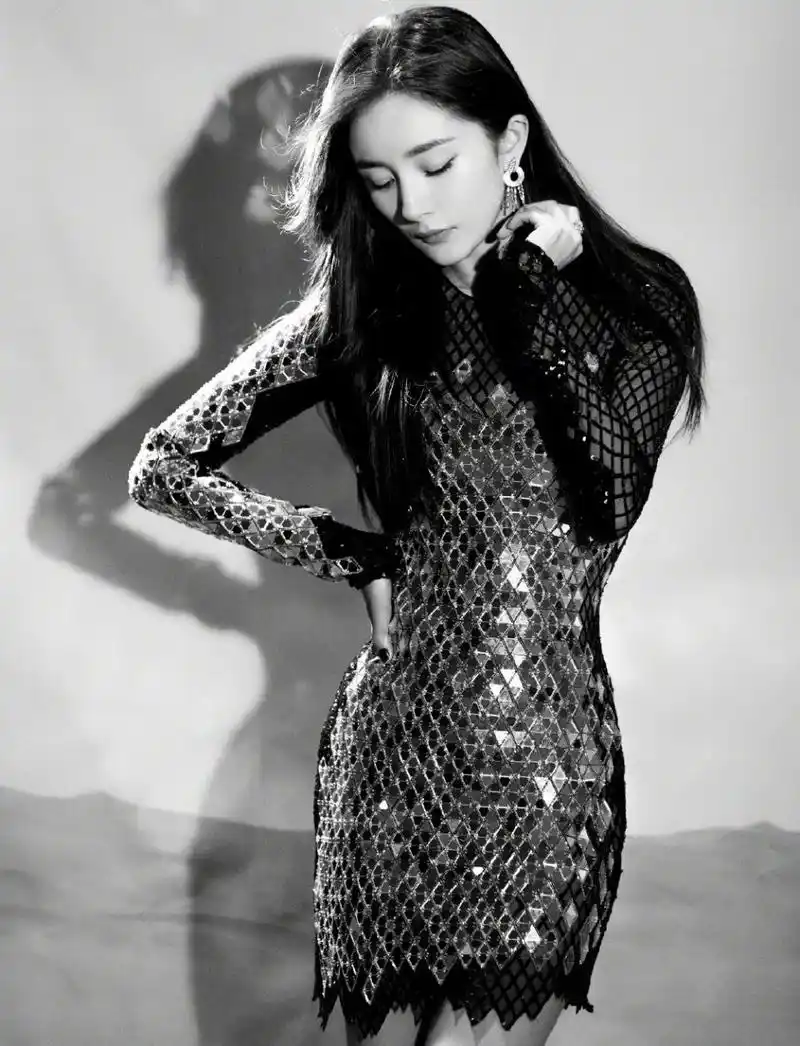 杨幂黑色一字带高跟鞋,修长如柳,风姿绰约.