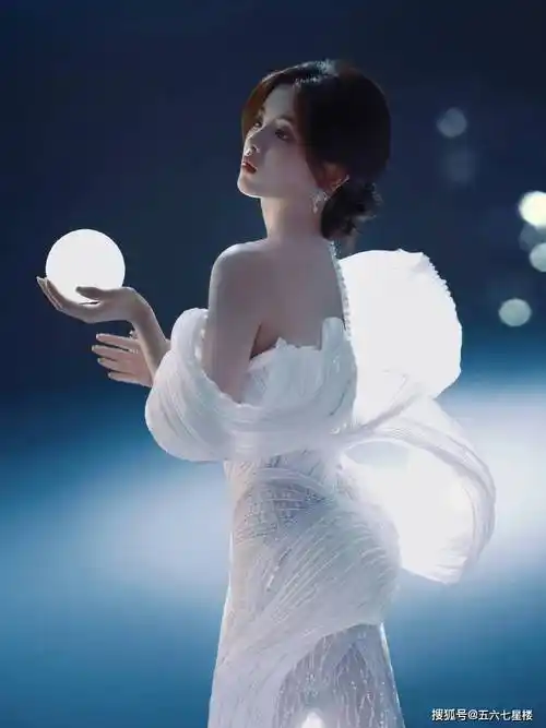 杨超越参加盛典的造型图 身批星光 性感撩人 事业线若隐若现_形象