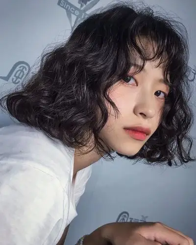 复古卷发造型绝了,长短都百搭,这样烫发让你感受上个世纪的美