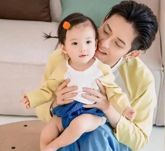 符龙飞女儿的下巴和他小时候真像