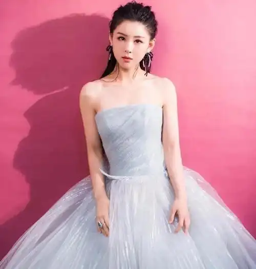 温柔秀丽的李小萌,优雅迷人,温婉秀雅的写真美图!__财经头条