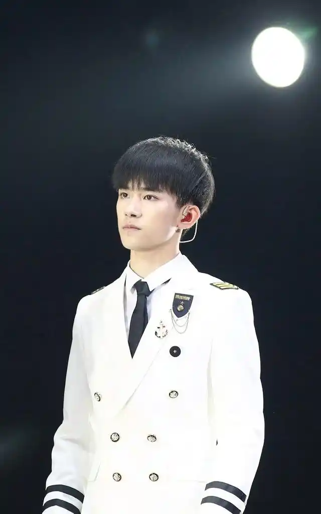 阳光帅气tfboys易烊千玺海军制服秀,台下粉丝喉咙都快喊破