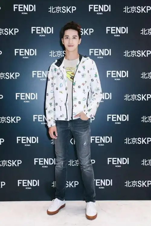 fendi系列插画拉链夹克,香蕉插画t恤,插画牛仔裤搭配around系列运动鞋