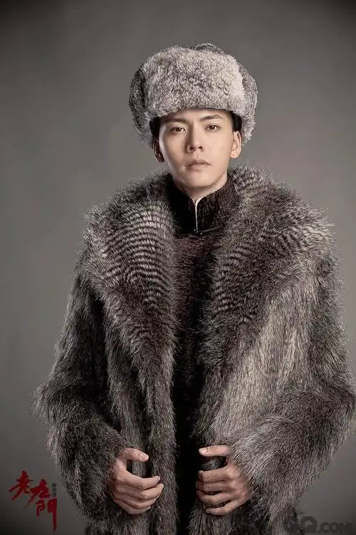 张启山(陈伟霆 饰)九门之首,人称佛爷.