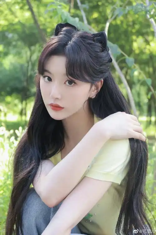 孔雪儿遛弯儿随拍,蝴蝶结造型好像两个猫耳朵啊,俏皮可爱~#孔雪儿五宫