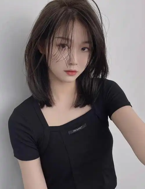 是一款很百搭的宝藏发型与一般的锁骨发发型不同中长"锁骨发"头发长度