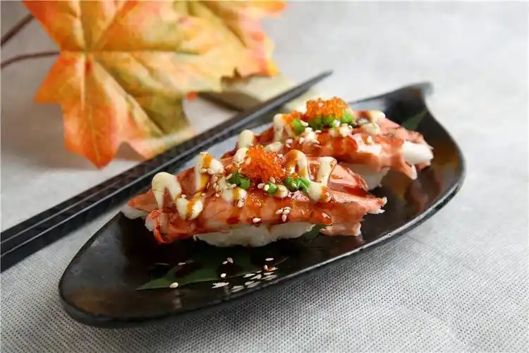 展开全部 他们的火炙寿司系列并不多,不过给你们推荐另一个好东西