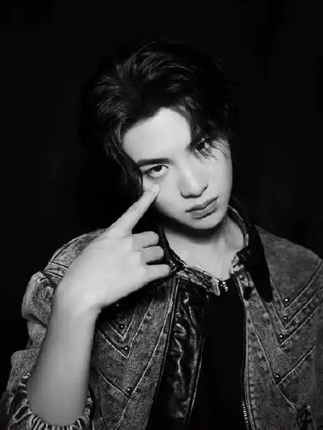 快来签收#黄明昊的你好星期六剧照#,这一次小贾是黑白风格,成熟男人的