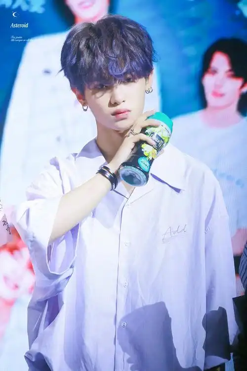 黄明昊,2002年2月19日出生于浙江温州,中国内地男歌手.