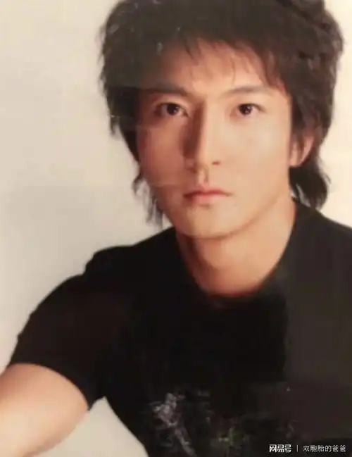 其实,郭京飞年轻时的皮肤状态是很好的,颜值高,身材好,他也自称是小