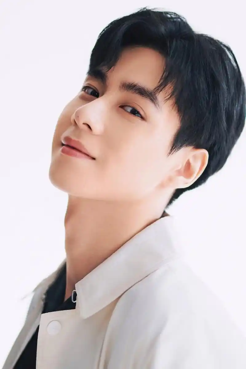 胡一天在三十岁时回顾了自己的前三个十年,认为每个时间段都有其存在