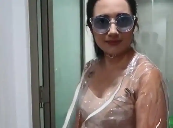 外国美女大胆尝试穿透明衣上街眼前这一幕恕我直言真开眼了