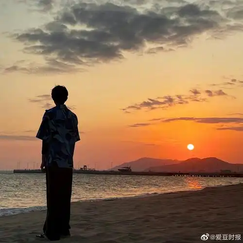 王源工作室更新海边氛围感随拍照,帅气背影与橙色的天际线好搭!