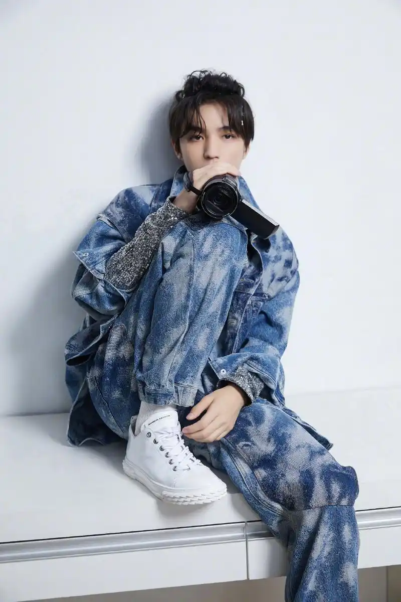 简介:王俊凯牛仔套装潮酷写真图片,分享一组王俊凯图片给大家,图中的