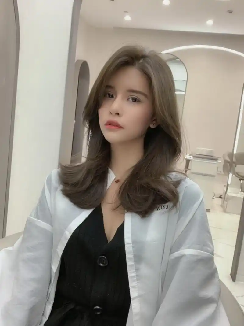 蜂蜜茶色 今年蜂蜜茶色的头发还是很流行的,特别是在秋冬季来了,会让