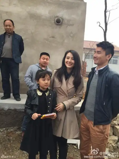 高圆圆携赵又廷回唐山祭祖 陪老乡喝酒