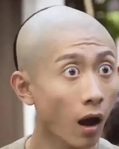 却显得过于浮夸,夸张的表情和动作让人不禁想起"小品演员"的表演风格