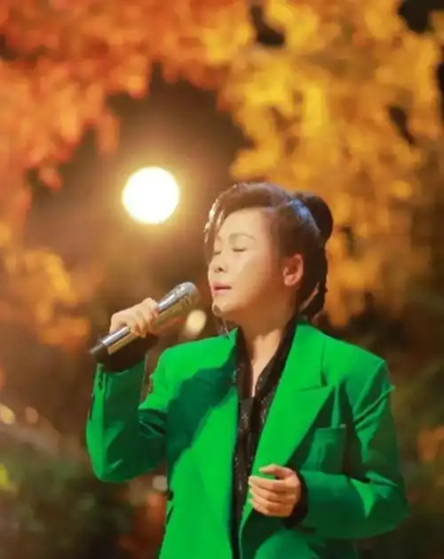 58岁田震晒泳装照!网友喊她上《歌手》刺激那英,理由把人看笑了