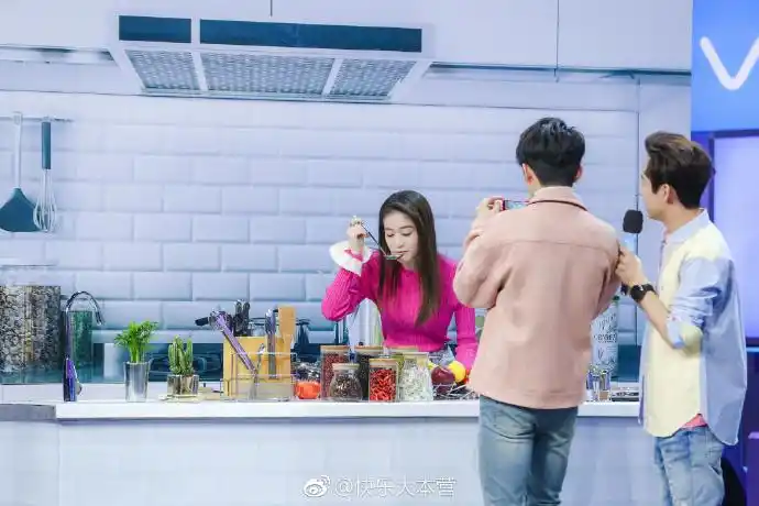 张新成和张雪迎唱歌都很好听啊,两人颜好气.