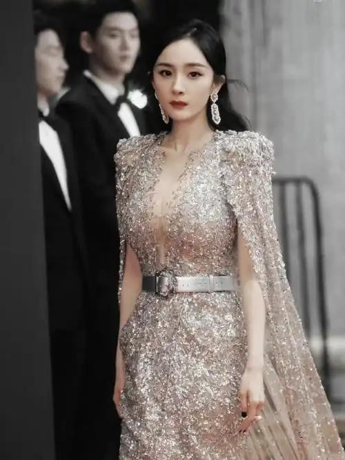 杨幂才是大姐大镶钻礼服华贵霸气修身剪裁挡不住曲线美