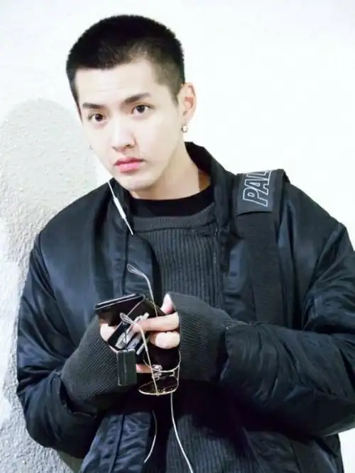 寸头也超帅的男星#提名吴亦凡的寸头造型寸头干净利落,每个造型都能