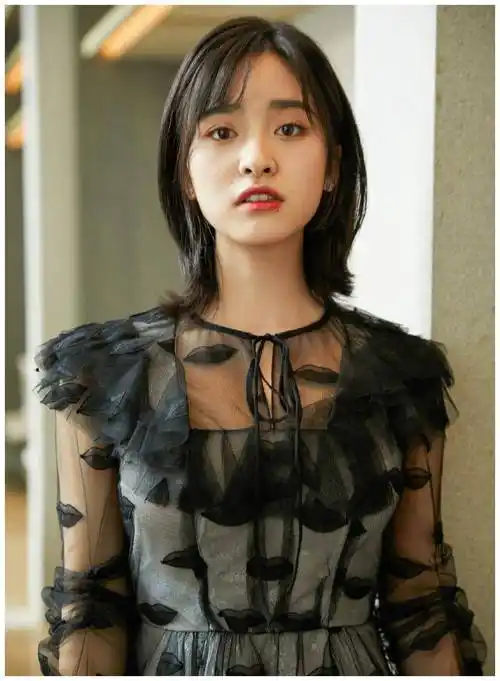 160cm沈月变美了换新发型搭配一袭黑色薄纱裙显高又显瘦